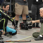 (S-D) Zoe Saldana, Sam Worthington e il regista James Cameron sul set di Avatar: Fuoco e Cenere