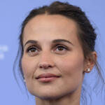 L'attrice Alicia Vikander al photocall del film Le mage du Kremlin di Olivier Assayas alla 82a Mostra del Cinema di Venezia, domenica 31 agosto 2025