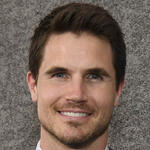 Robbie Amell partecipa alla proiezione speciale e al red carpet della seconda stagione di Upload di Prime Video presso The West Hollywood Edition l'8 marzo 2022 a West Hollywood, California