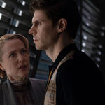 Gillian Anderson come Elisabeth Dillinger e Evan Peters come Julian Dillinger in Tron: Ares