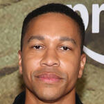 Aaron Moten partecipa alla première della seconda stagione di Fallout sul red carpet all'Academy Museum of Motion Pictures l'8 dicembre 2025 a Los Angeles, California