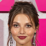 Mia Mckenna-Bruce partecipa alla première britannica di 'Agatha Christie's Seven Dials' di Netflix al May Fair Hotel il 13 gennaio 2026 a Londra, Inghilterra