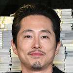 Steven Yeun partecipa alla première mondiale di The RIP all'Alice Tully Hall il 13 gennaio 2026 a New York City