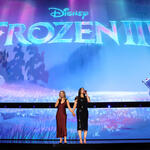 (S-D) Kristen Bell e Idina Menzel per Frozen 3 sul palco del Disney Entertainment Showcase al D23: The Ultimate Disney Fan Event il 14 agosto 2026 ad Anaheim, California