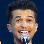 Jordan Fisher si esibisce sul palco del Disney Entertainment Showcase al D23: Legends il 16 agosto 2026 ad Anaheim, in California