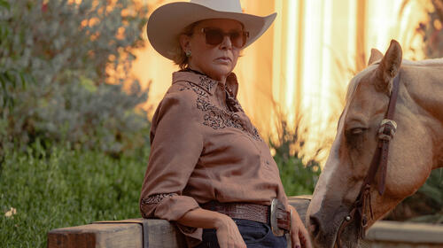 Annette Bening come Beulah Jackson in Dutton Ranch 1x04