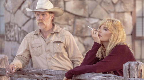 (S-D) Marc Menchaca come Zachariah e Kelly Reilly come Beth Dutton in Dutton Ranch 1x05