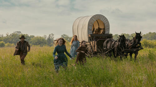 (S-D) Luke Bracey come Charles Ingalls, Skywalker Hughes come Mary Ingalls, Crosby Fitzgerald come Caroline Ingalls, Alice Halsey come Laura Ingalls in La casa nella prateria 1x01