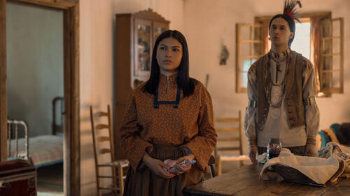 (S-D) Alyssa Wapanatâhk as White Sun, Xander Cole as Little Puma in La casa nella prateria 1x02