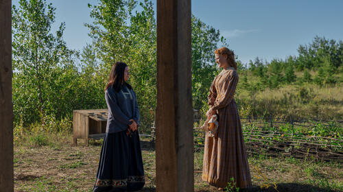 (S-D) Alyssa Wapanatâhk come White Sun, Crosby Fitzgerald come Caroline Ingalls in La casa nella prateria 1x04