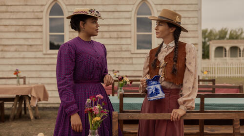 (S-D) Barrett Doss come Emily Henderson, Rebecca Amzallag come Lacey in La casa nella prateria 1x07