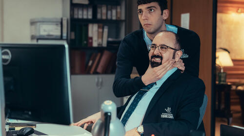 Carlos Areces come Damaso, Roque Ruiz come Morales in Muertos S.r.l. 4x01
