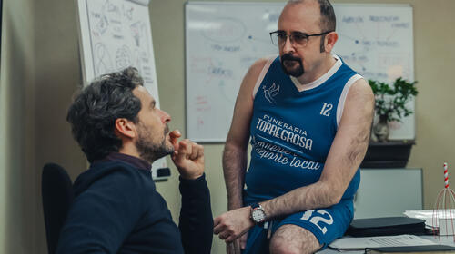 Diego Martin come Chemi, Carlos Areces come Damaso in Muertos S.r.l. 4x02