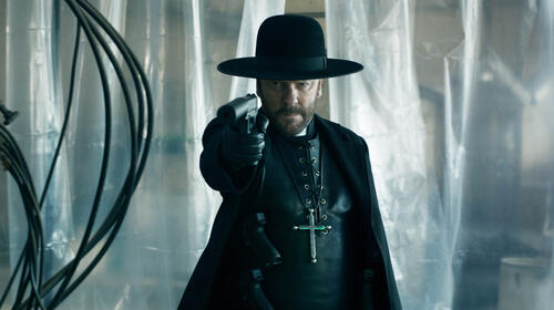 Kiefer Sutherland in Father Joe di Barthélémy Grossmann