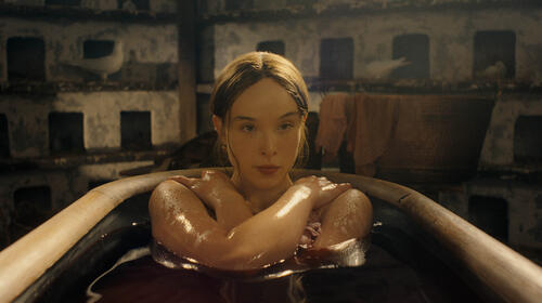 Ella Beatty come Lizzie Borden in Monster: La storia di Lizzie Borden 1x01